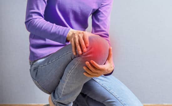 膝の痛みとなる原因と症状を紹介します。