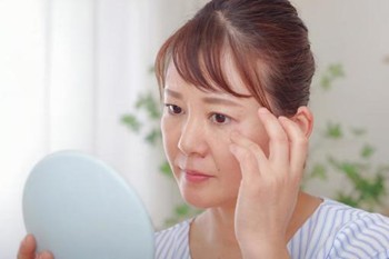 老け見えに悩んでいる女性の写真